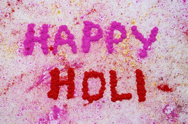 快乐胡里祝愿写与Gulal或胡里颜色在白色的背景，印度节日概念，完美的背景和壁纸图片下载