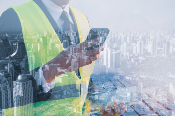 双曝光工程师使用智能手机和平板电脑，控制检查运行太阳能农场，光伏电池板，商业和工业电力技术在城市的概念，替代可再生能源图片下载