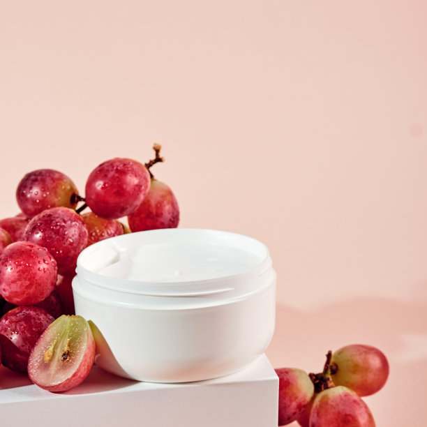 使用葡萄籽油的有机化妆品。“零浪费”的酿酒。护肤面霜和葡萄上领奖台图片下载