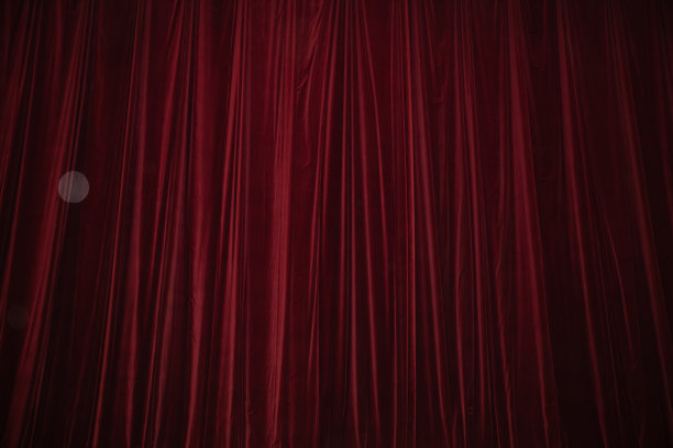 剧院里的红窗帘。图片下载