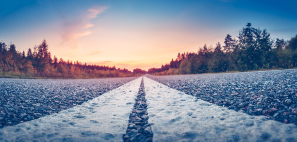 阳光灿烂的夏夜黑色道路全景图。图片下载