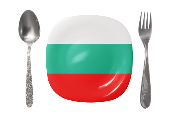 带有保加利亚国旗的车牌。白色背景上有勺子和叉子的空盘子。孤立的形象图片下载