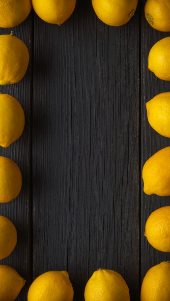 成熟明亮的柠檬在黑暗的乡村背景上。有选择性的重点。景深浅。图片下载