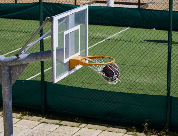 一个球进入篮球网并移动这个网图片下载