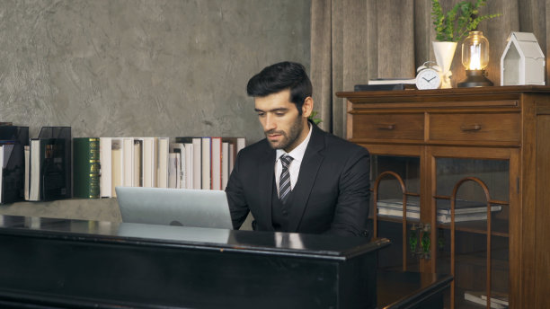 微笑的商业中东人，CEO人工作在家与电脑笔记本电脑在技术设备交流的概念。人们的生活方式图片下载