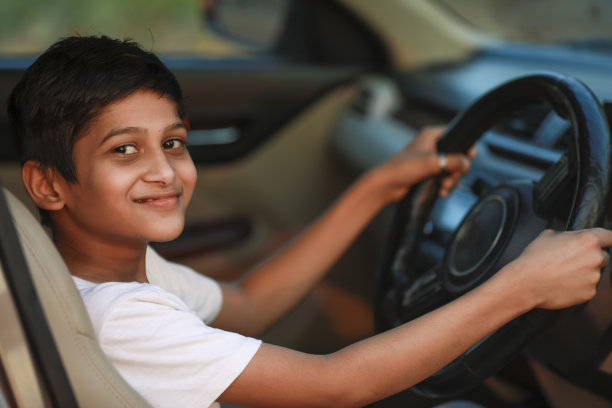 可爱的印度小孩在车里图片下载