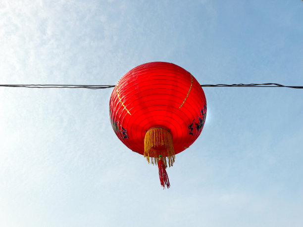 红色的中国灯笼和蓝色的天空图片下载