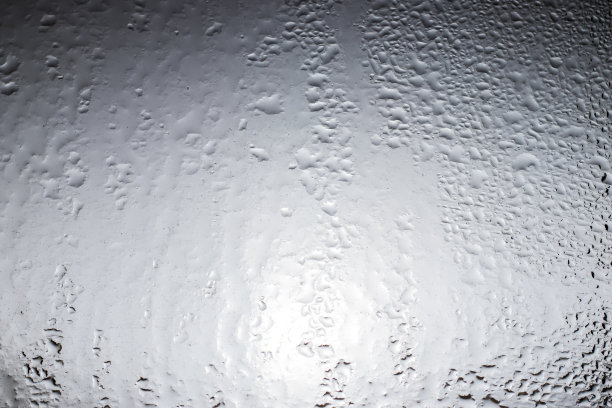 玻璃上的水滴图片下载