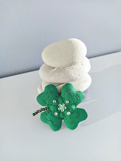 近距离观看手工三叶草胸针上的海卵石图片下载