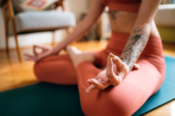 特写的女性手指在手摇手势图片下载