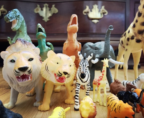 野生玩具动物在地板上图片下载