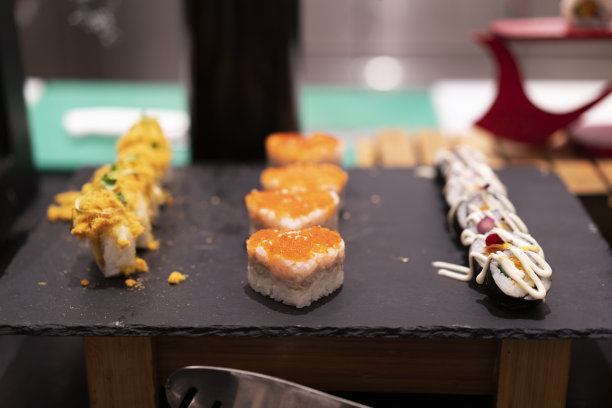 自助餐的托盘上有各式各样的寿司图片下载