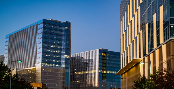 在德克萨斯州奥斯汀北部的蓝色时刻，科技建筑的辉光全景图片下载