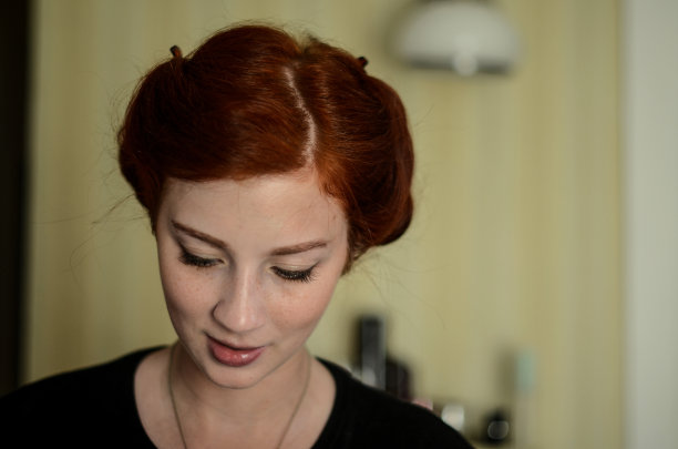 可爱的女孩带着雀斑微笑图片下载