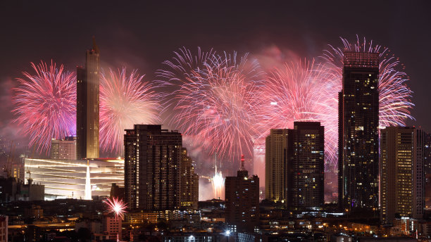 泰国曼谷燃放烟花庆祝新年图片下载