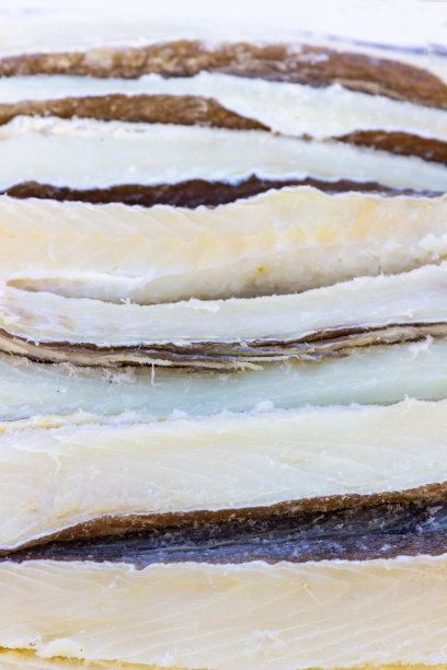 几条健康美味的腌鳕鱼。图片下载