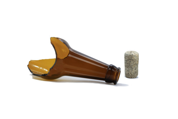 葡萄酒软木塞和破碎的酒瓶孤立在白色背景上图片下载