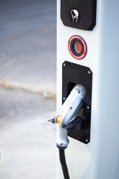 电动汽车充电站垂直图图片下载