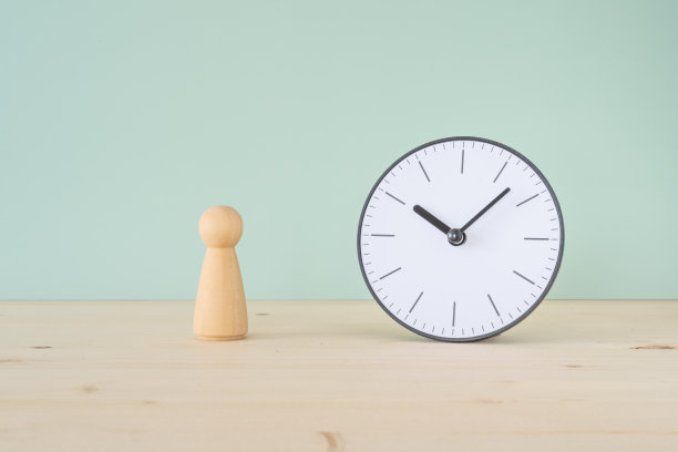 寿命;一个钟和两个木制玩具。图片下载