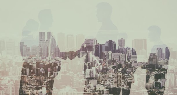 商务人士在市中心的交流会议上握手图片下载