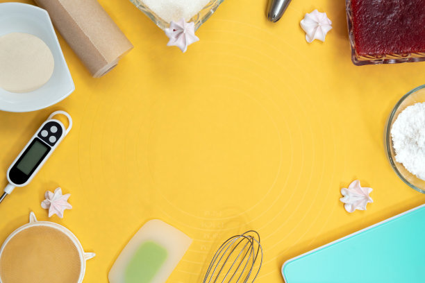 制作蛋白霜的工具和材料:温度计，搅拌器，抹刀，羊皮纸，糖，果酱，金属喷嘴。前视图。黄色背景和文字空间。有选择性的重点。图片下载