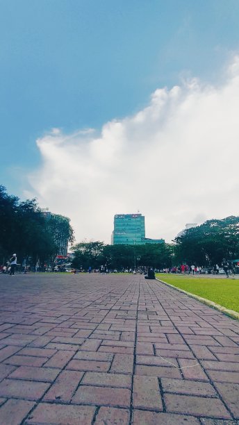 在城市的中心图片下载