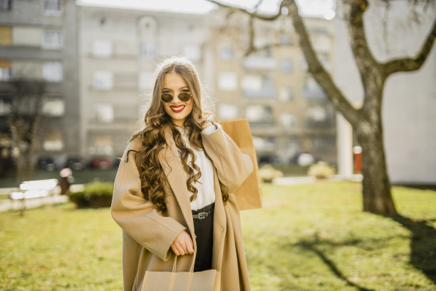 一个漂亮优雅的年轻女人在疯狂购物的照片图片下载