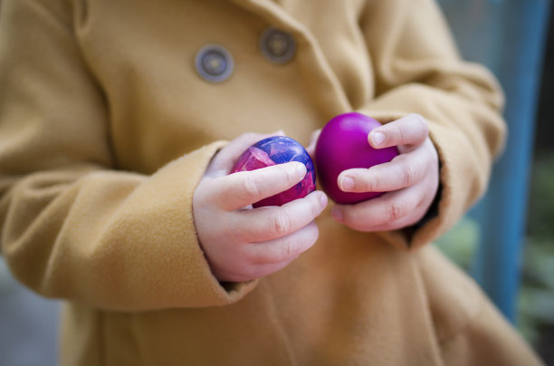 女孩的手拿着复活节彩蛋，凑近了图片下载