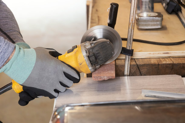 磨工在家切石头，电动工具工在家瓦、砖素材图片