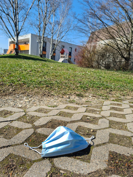 外出时佩戴防COVID-19口罩图片下载