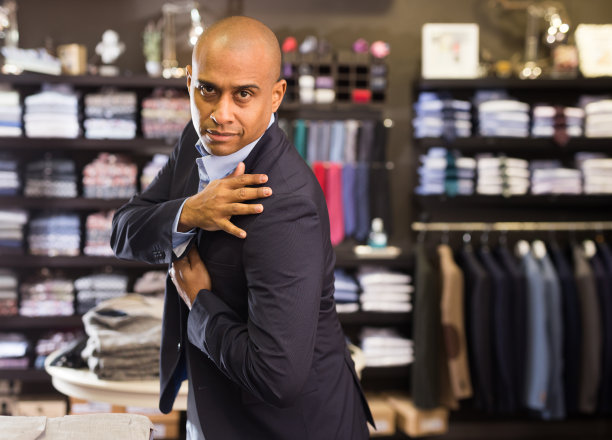 男士在服装店挑选西装外套图片下载