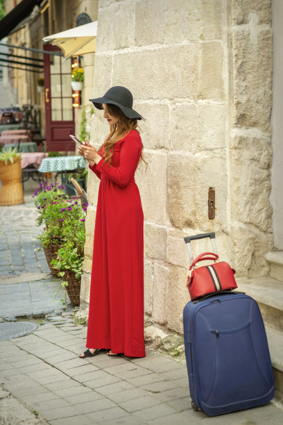 看智能手机的女人图片下载