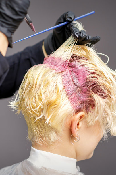 美发师的手正在涂粉色染料图片下载