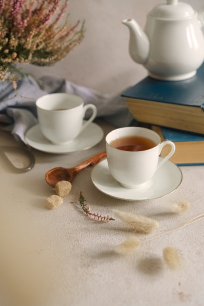 有茶，书和花的静物图片下载