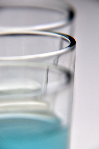 三杯彩色饮料蓝色白色黄色特写图片下载