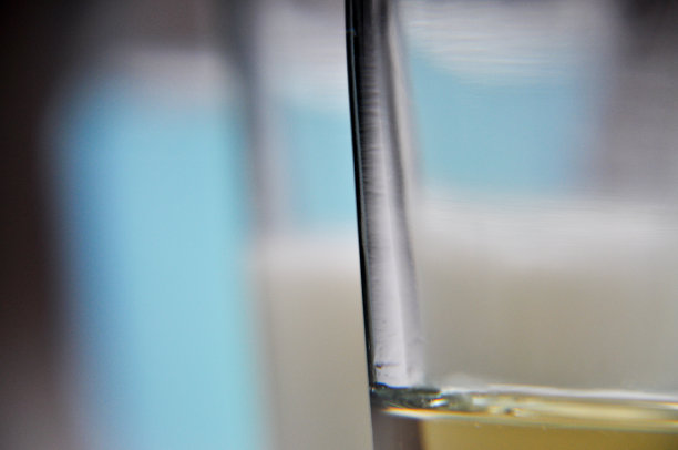 三杯彩色饮料蓝色白色黄色特写图片下载