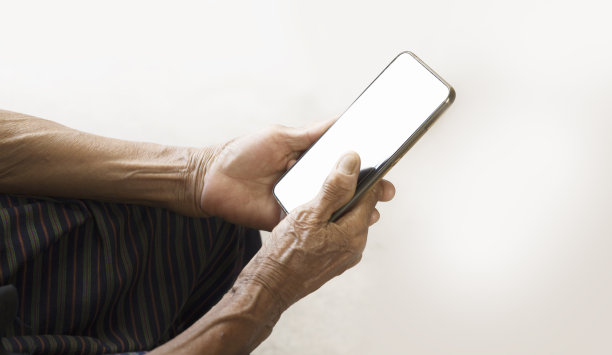 老人用手机黑屏老妈妈布满皱纹的双手图片下载