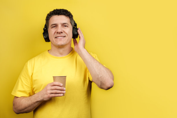 戴着无线耳机听音乐或播客的男人图片下载