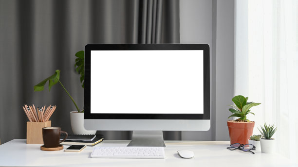 前视图模拟电脑与空白屏幕，家庭植物和办公用品在白色办公桌上。图片下载