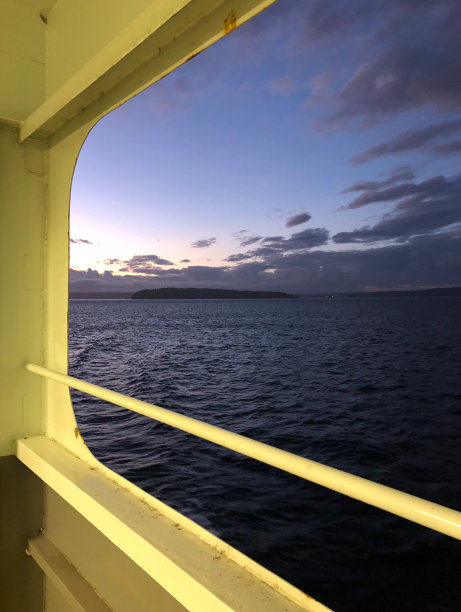 黄昏在渡船窗外图片下载