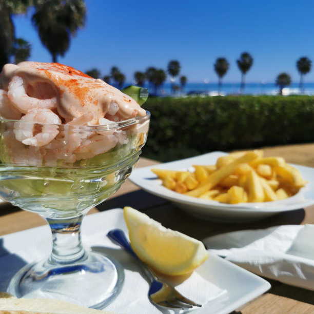 小虾仁鸡尾酒在碗与粉红色的酱汁图片下载