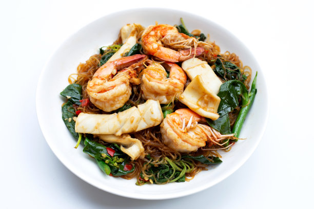 香辣粉，圣罗勒叶配海鲜，虾和鱿鱼图片下载