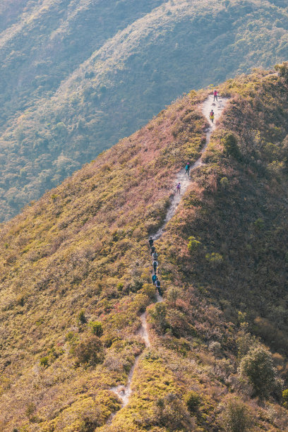 人们沿着山路上的小径行走。香港西贡图片下载