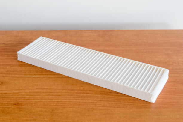 新的客舱车厢空气过滤器在木桌上。图片下载