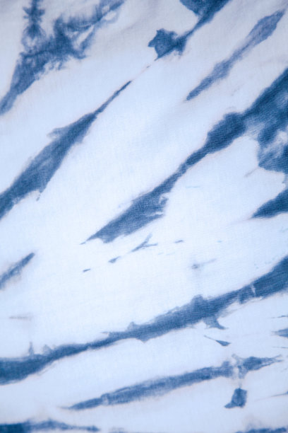 扎染背景。深灰色和白色，用颜料绘制的条状图片下载