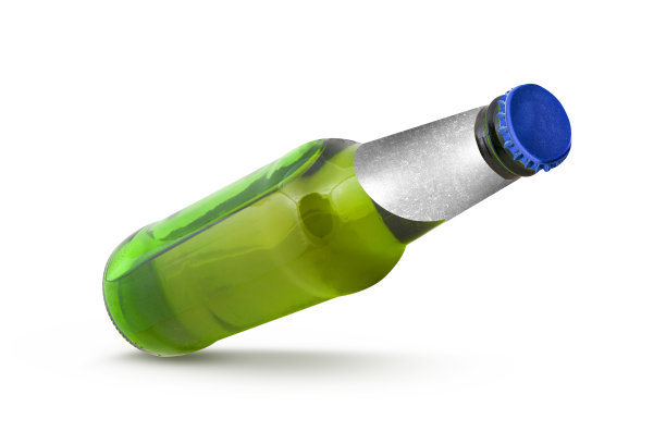 白色背景上带标签的绿色啤酒瓶图片下载