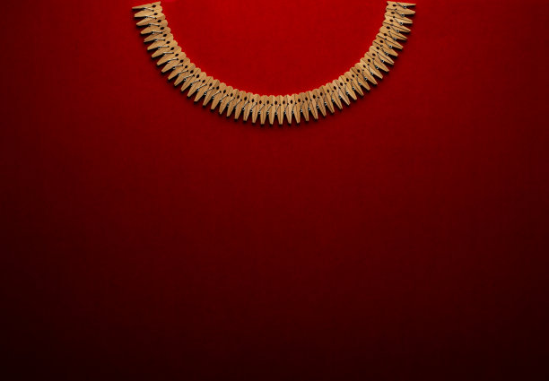 红色背景上的木夹子图片下载