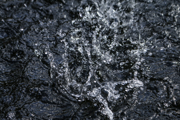 雨落在水面上的完整框架图像，水滴飞溅和飞溅冠，倾盆大雨，高架视图图片下载