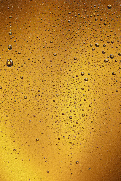 啤酒的背景。冰镇啤酒杯与水珠凝结图片下载
