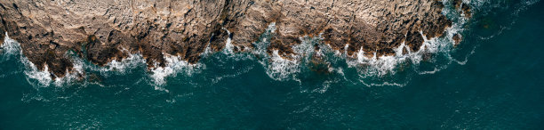 鸟瞰图海水和美丽的海湾之间的岩石。从无人机俯瞰地中海自然。图片下载